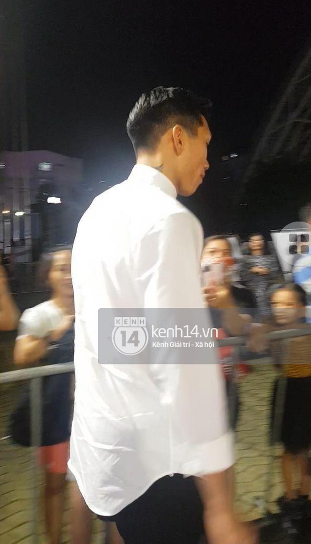 Bắt gặp Đoàn Văn Hậu lộ diện như 1 cơn gió tại HHVN nhưng lại né thảm đỏ, đi ủng hộ tình tin đồn Doãn Hải My hay gì?-1