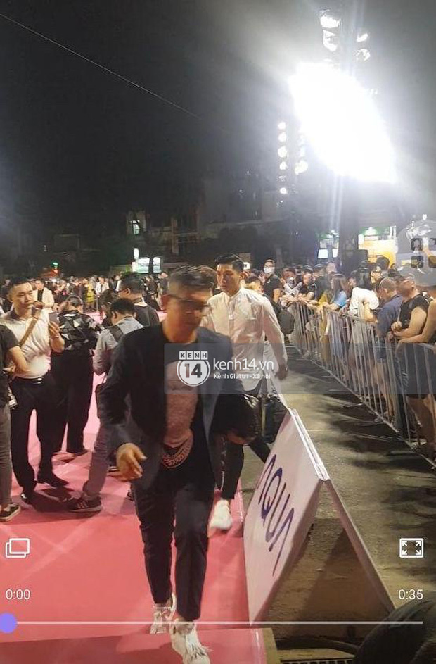 Bắt gặp Đoàn Văn Hậu lộ diện như 1 cơn gió tại HHVN nhưng lại né thảm đỏ, đi ủng hộ tình tin đồn Doãn Hải My hay gì?-2