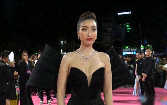 Bóc trần nhan sắc thật của dàn mỹ nhân trên thảm đỏ Hoa hậu Việt Nam 2020: Đỗ Mỹ Linh như già thêm vài tuổi, Kiều Loan môi tều lạ hoắc, còn Tiểu Vy thì sao?-1