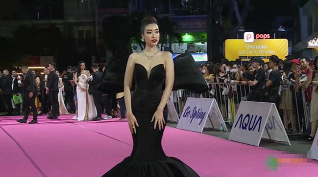 Bóc trần nhan sắc thật của dàn mỹ nhân trên thảm đỏ Hoa hậu Việt Nam 2020: Đỗ Mỹ Linh như già thêm vài tuổi, Kiều Loan môi tều lạ hoắc, còn Tiểu Vy thì sao?-2