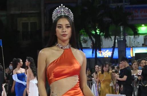 Bóc trần nhan sắc thật của dàn mỹ nhân trên thảm đỏ Hoa hậu Việt Nam 2020: Đỗ Mỹ Linh như già thêm vài tuổi, Kiều Loan môi tều lạ hoắc, còn Tiểu Vy thì sao?-4