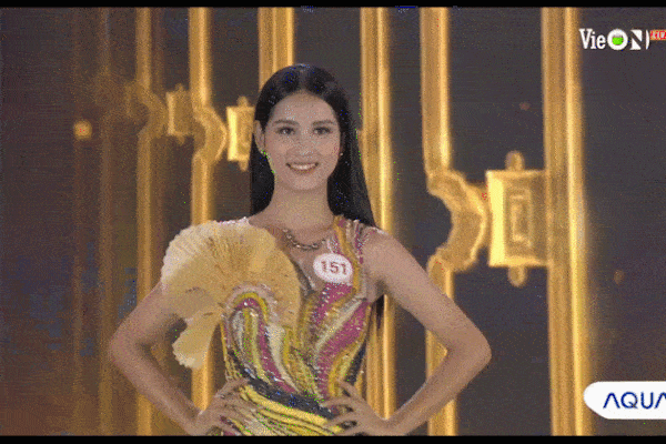 Trần Tiểu Vy trở thành đề tài gây tranh cãi với màn xuất hiện khá khó hiểu khi diện trang phục áo dài tại Chung kết Hoa hậu Việt Nam 2020-4