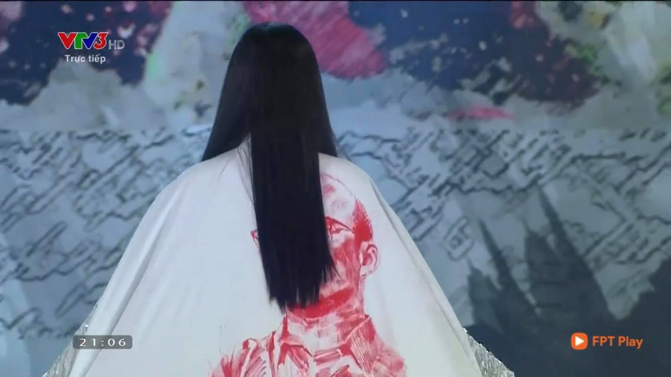 Trần Tiểu Vy trở thành đề tài gây tranh cãi với màn xuất hiện khá khó hiểu khi diện trang phục áo dài tại Chung kết Hoa hậu Việt Nam 2020-2