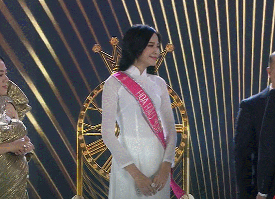 Biểu cảm khó hiểu của Tân Hoa hậu Việt Nam 2020: Mắt muốn khóc nhưng miệng thì muốn cười, có lúc lại thẫn thờ?-1