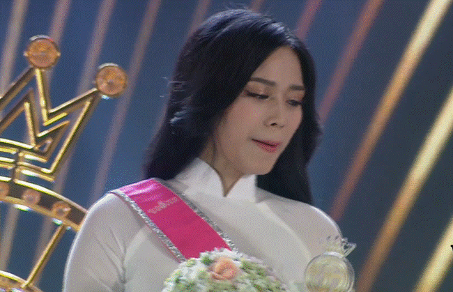 Biểu cảm khó hiểu của Tân Hoa hậu Việt Nam 2020: Mắt muốn khóc nhưng miệng thì muốn cười, có lúc lại thẫn thờ?-3