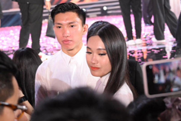 HOT: Văn Hậu tặng hoa hồng đỏ và ôm an ủi Doãn Hải My ngay trên sân khấu Hoa hậu-5