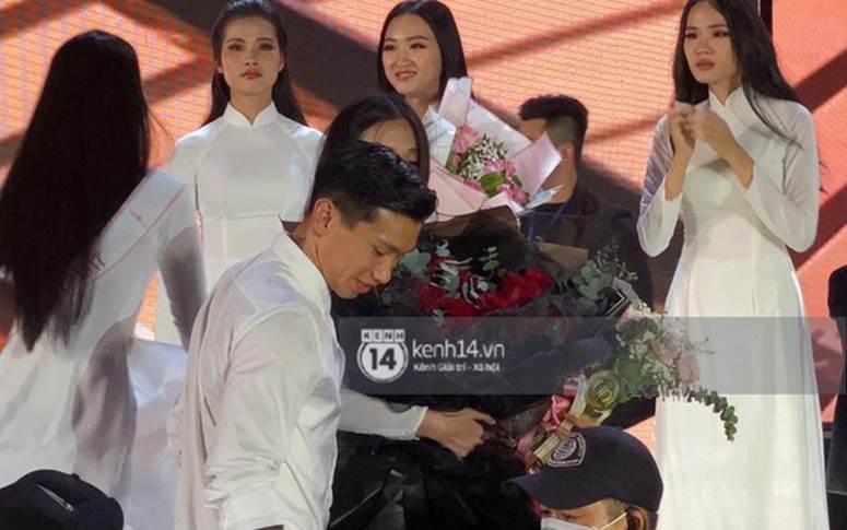 HOT: Văn Hậu tặng hoa hồng đỏ và ôm an ủi Doãn Hải My ngay trên sân khấu Hoa hậu-1