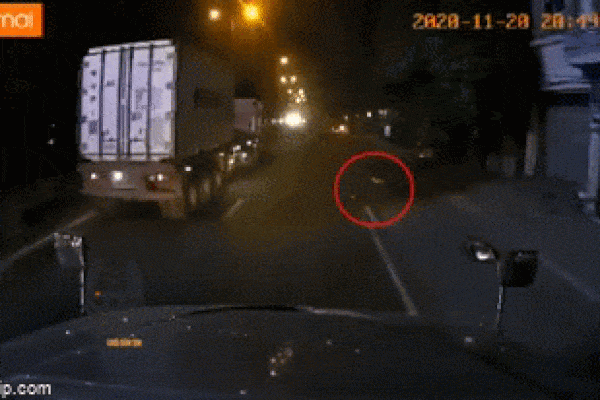 Clip: Em bé bò ra đường ngay trước đầu xe container khiến ai cũng thót tim, hành động của tài xế được hết lời ca ngợi-1