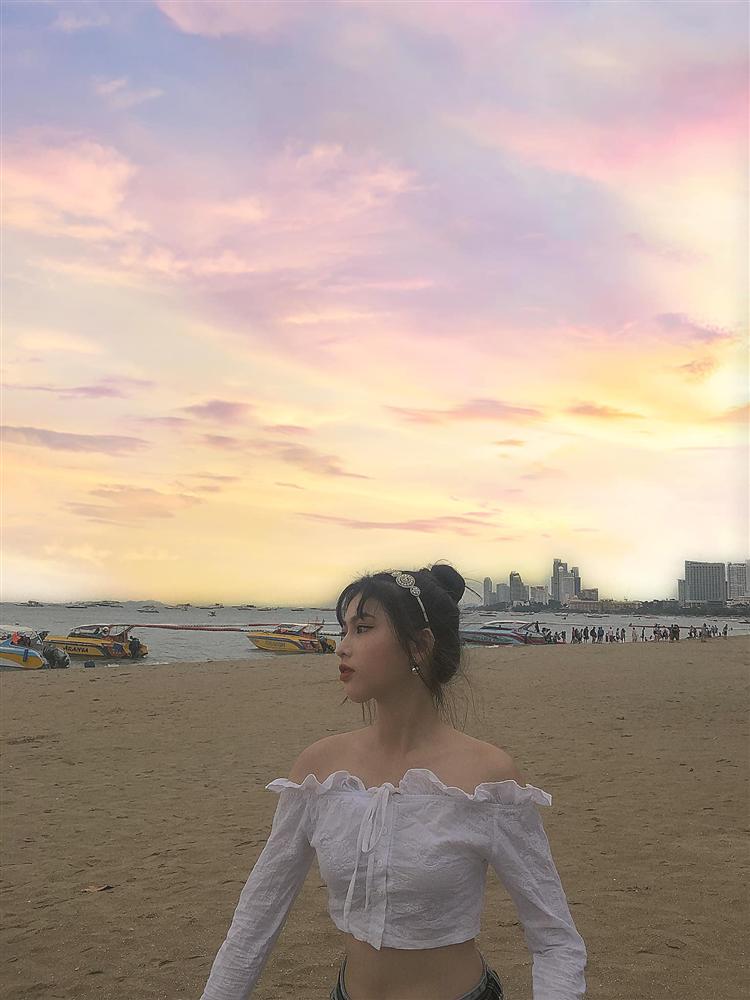 Style đời thường đối nhau chan chát của top 3 HHVN: Người thì sexy, người cá tính, riêng Tân hậu giản dị đến xuề xòa vẫn đẹp mê-10