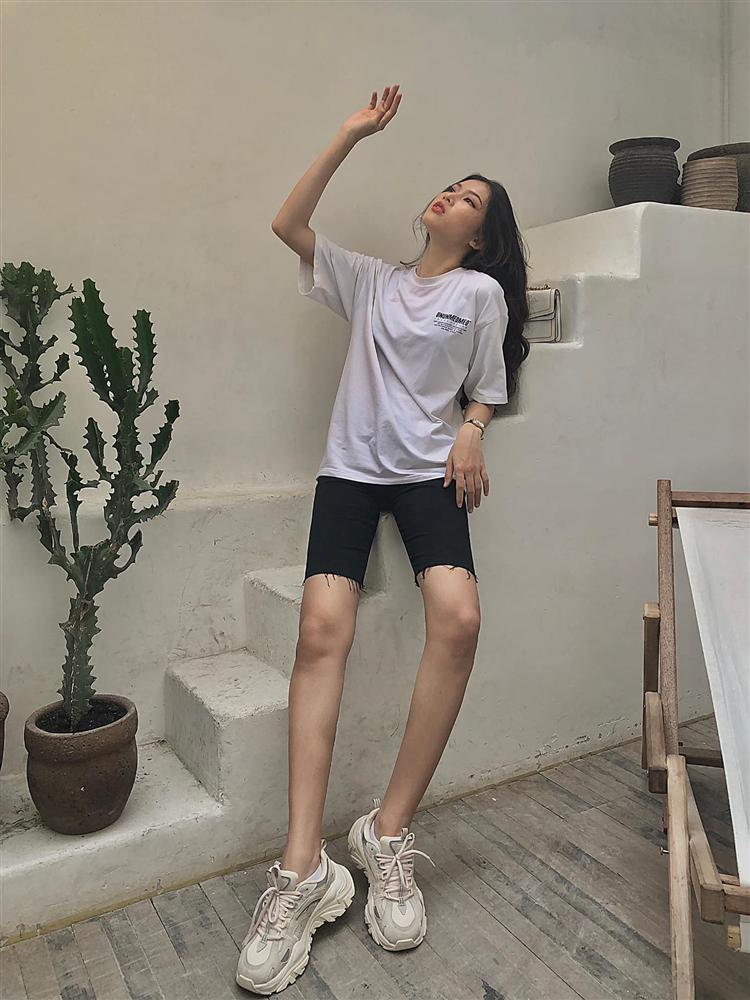 Style đời thường đối nhau chan chát của top 3 HHVN: Người thì sexy, người cá tính, riêng Tân hậu giản dị đến xuề xòa vẫn đẹp mê-11