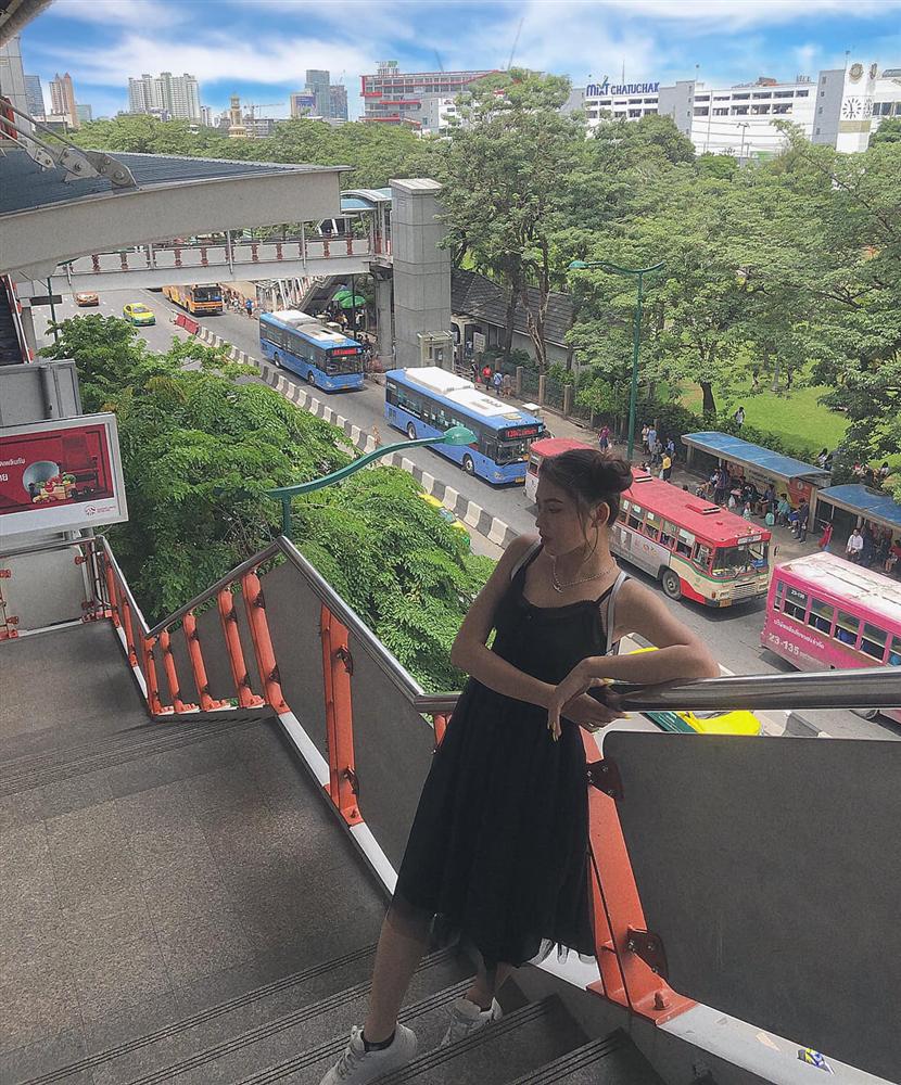 Style đời thường đối nhau chan chát của top 3 HHVN: Người thì sexy, người cá tính, riêng Tân hậu giản dị đến xuề xòa vẫn đẹp mê-13