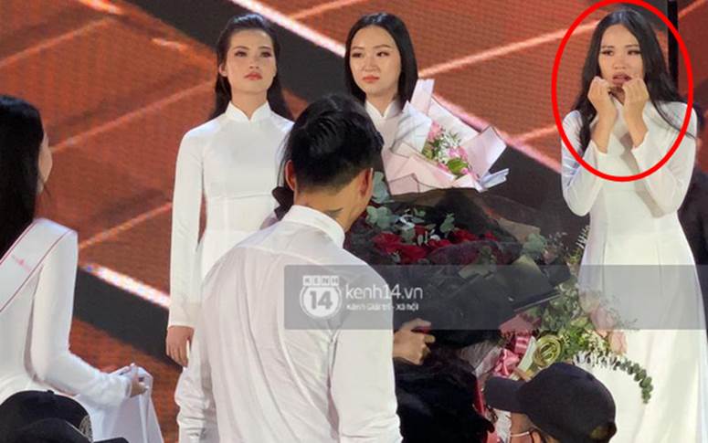 Biểu cảm ơ mây zing của gái đẹp khi chứng kiến Đoàn Văn Hậu lên thẳng sân khấu tặng hoa cho Doãn Hải My-1