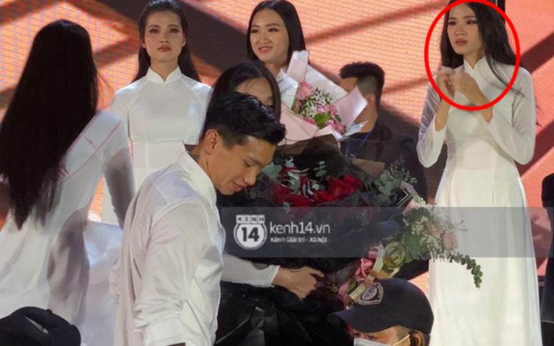 Biểu cảm ơ mây zing của gái đẹp khi chứng kiến Đoàn Văn Hậu lên thẳng sân khấu tặng hoa cho Doãn Hải My-2