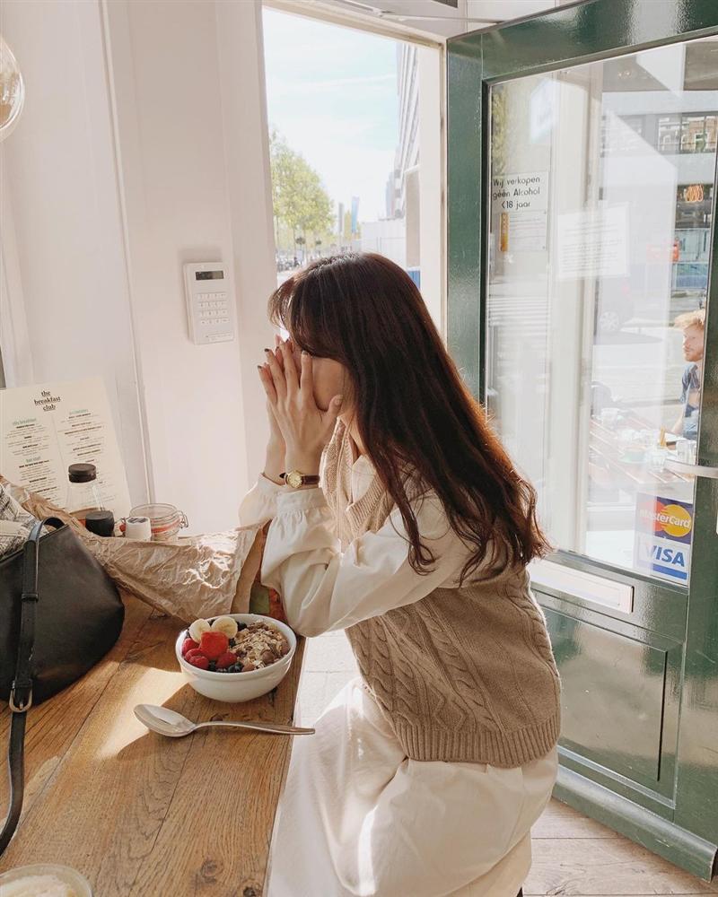 5 kiểu áo cứ khoác ngoài váy trắng là tạo nên set đồ xịn đẹp từ công sở ra phố-3