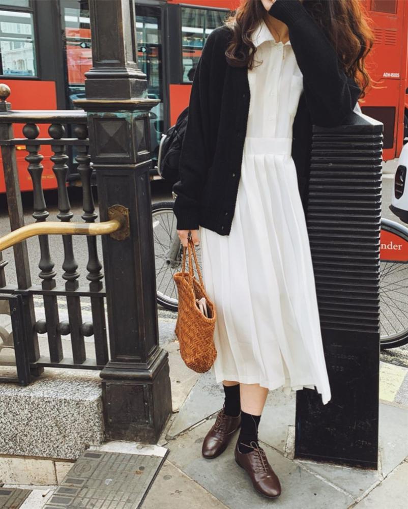 5 kiểu áo cứ khoác ngoài váy trắng là tạo nên set đồ xịn đẹp từ công sở ra phố-6