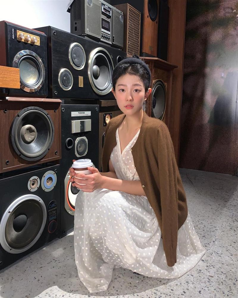 5 kiểu áo cứ khoác ngoài váy trắng là tạo nên set đồ xịn đẹp từ công sở ra phố-7