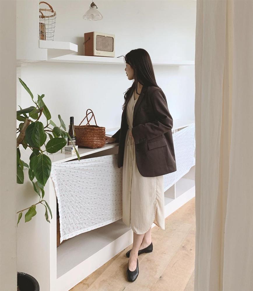 5 kiểu áo cứ khoác ngoài váy trắng là tạo nên set đồ xịn đẹp từ công sở ra phố-11