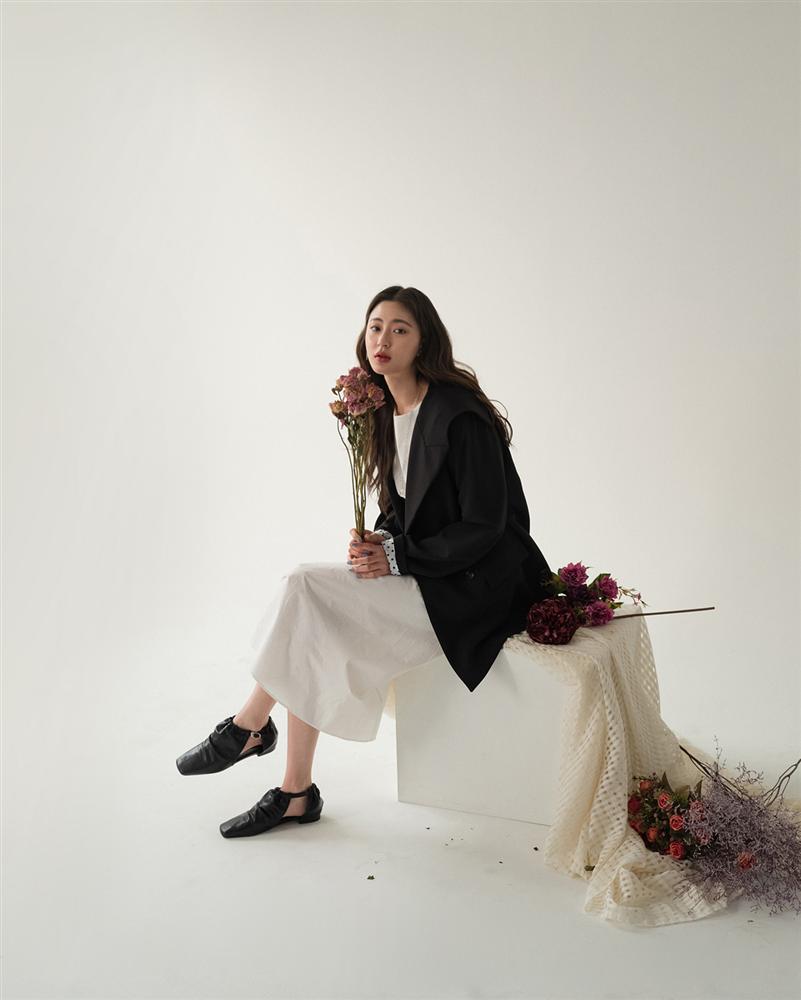 5 kiểu áo cứ khoác ngoài váy trắng là tạo nên set đồ xịn đẹp từ công sở ra phố-12