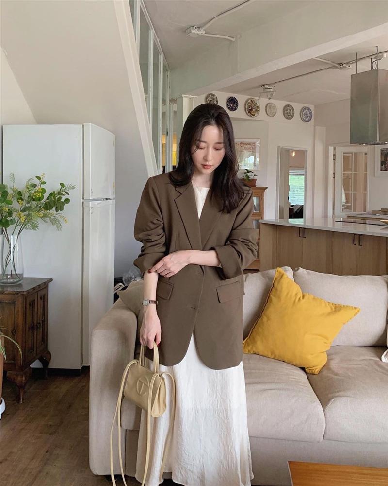 5 kiểu áo cứ khoác ngoài váy trắng là tạo nên set đồ xịn đẹp từ công sở ra phố-9