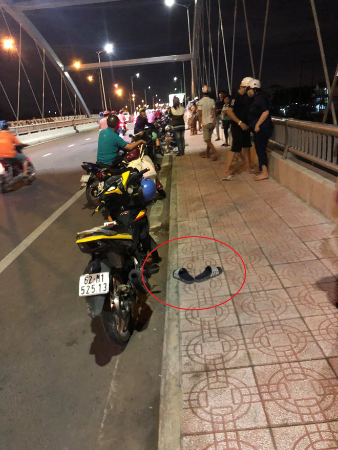Thanh niên để xe và dép giữa cầu rồi biến mất, tất cả nháo nhác tìm trên sông thì sững người vì cảnh trước mắt-2