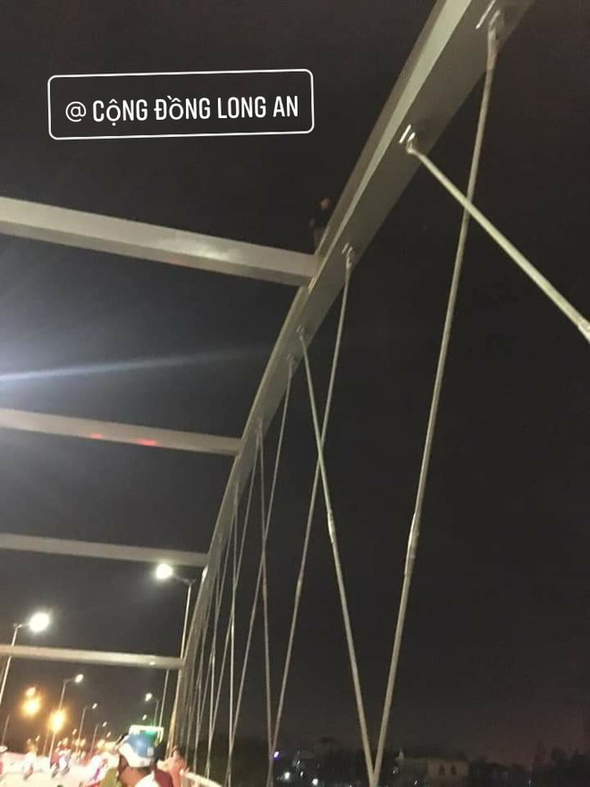 Thanh niên để xe và dép giữa cầu rồi biến mất, tất cả nháo nhác tìm trên sông thì sững người vì cảnh trước mắt-4