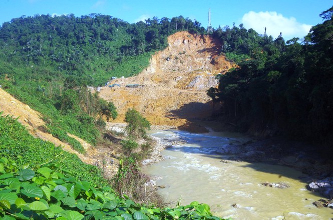 Mưa lớn bất ngờ cuốn trôi đập tạm ngăn nước tìm kiếm người mất tích tại Rào Trăng 3-2