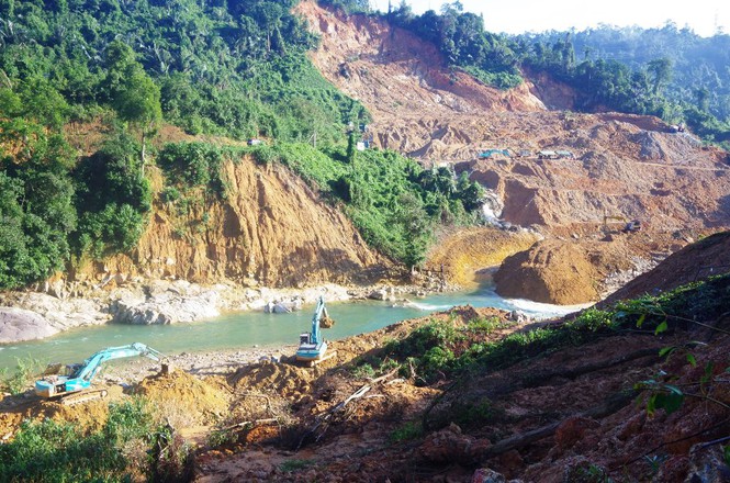 Mưa lớn bất ngờ cuốn trôi đập tạm ngăn nước tìm kiếm người mất tích tại Rào Trăng 3-3