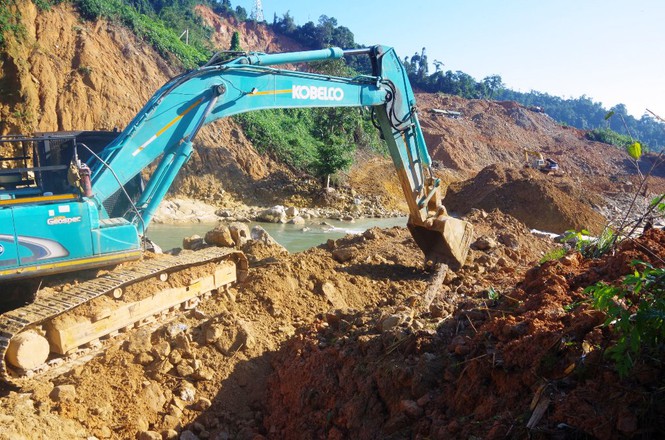 Mưa lớn bất ngờ cuốn trôi đập tạm ngăn nước tìm kiếm người mất tích tại Rào Trăng 3-4