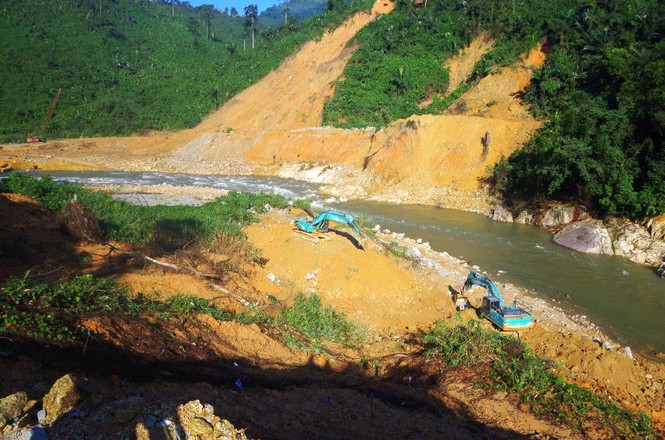 Mưa lớn bất ngờ cuốn trôi đập tạm ngăn nước tìm kiếm người mất tích tại Rào Trăng 3-5