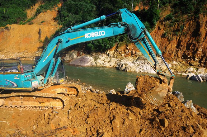 Mưa lớn bất ngờ cuốn trôi đập tạm ngăn nước tìm kiếm người mất tích tại Rào Trăng 3-6