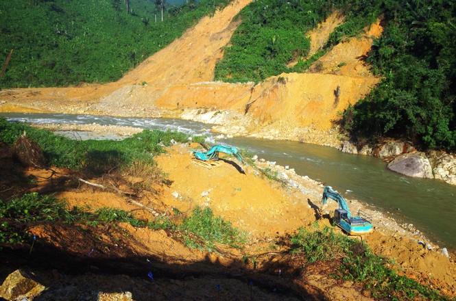Mưa lớn bất ngờ cuốn trôi đập tạm ngăn nước tìm kiếm người mất tích tại Rào Trăng 3-7
