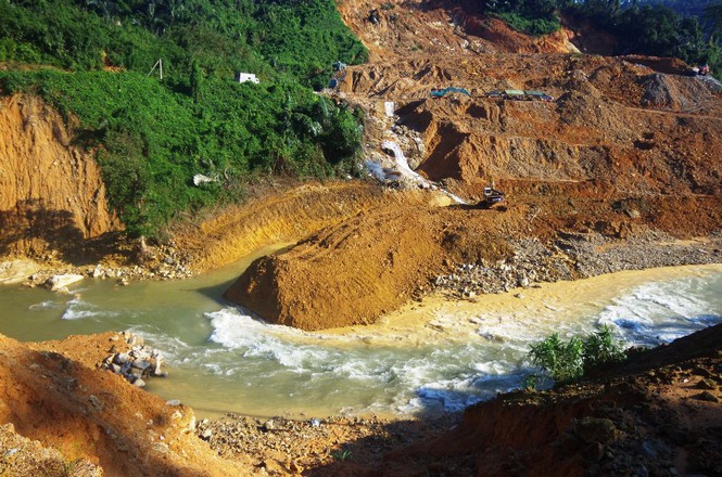 Mưa lớn bất ngờ cuốn trôi đập tạm ngăn nước tìm kiếm người mất tích tại Rào Trăng 3-8