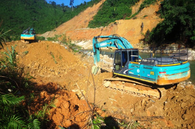 Mưa lớn bất ngờ cuốn trôi đập tạm ngăn nước tìm kiếm người mất tích tại Rào Trăng 3-9