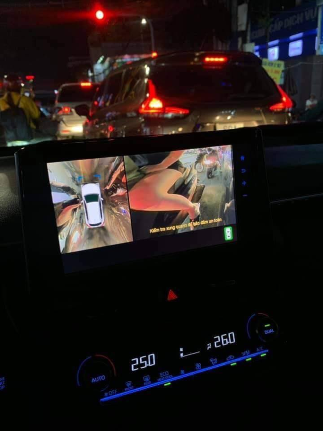 Dừng xe tắc đường, thanh niên chưa hết ngượng khi camera 360 vô tình quét phải chiếc đùi thon của cô gái trên xe máy thì đã run rẩy vì mối nguy hiểm bất ngờ ngay bên cạnh-1