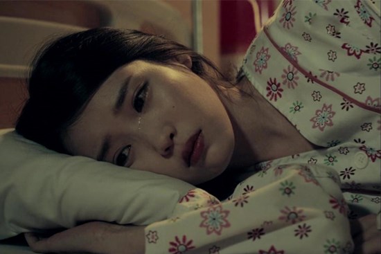 Kết hôn 10 năm mới có bầu được, nhưng tháng thứ 8 vợ trượt chân ngã cầu thang và cái kết