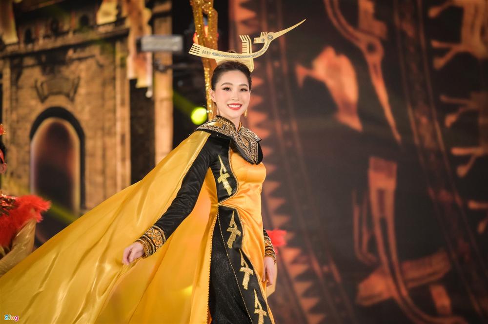 Nhan sắc Đặng Thu Thảo trong đêm chung kết Hoa hậu Việt Nam 2020-9