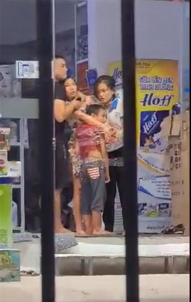 Ba con tin bị nam thanh niên cầm dao khống chế ở Sài Gòn-1