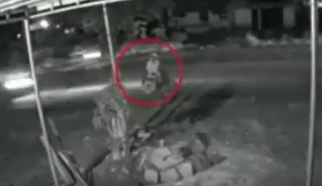 Clip: Người đàn ông dừng xe bên đường bị xe máy khác tông trúng, vừa bước tới dựng lại xe thì khoảnh khắc kinh hoàng ập đến cùng tiếng nổ chói tai-1