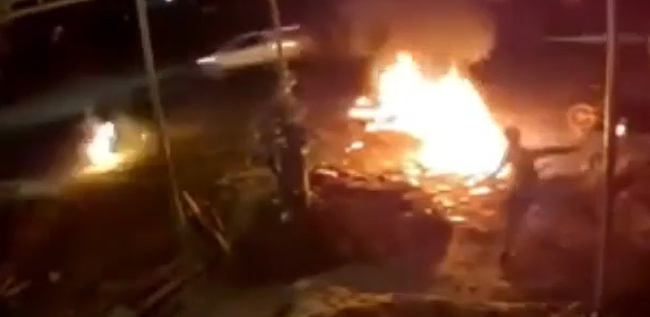 Clip: Người đàn ông dừng xe bên đường bị xe máy khác tông trúng, vừa bước tới dựng lại xe thì khoảnh khắc kinh hoàng ập đến cùng tiếng nổ chói tai-2