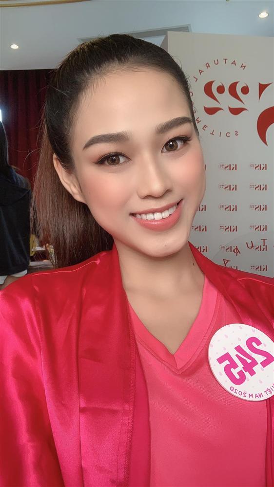 Nàng Tân Hoa hậu 19 tuổi chỉ mê 2 sắc son chân ái: Gợi ý ngay cho nàng 4 cây son với màu na ná để có nhan sắc tựa Bông hậu-5