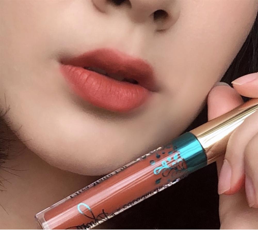 Nàng Tân Hoa hậu 19 tuổi chỉ mê 2 sắc son chân ái: Gợi ý ngay cho nàng 4 cây son với màu na ná để có nhan sắc tựa Bông hậu-19