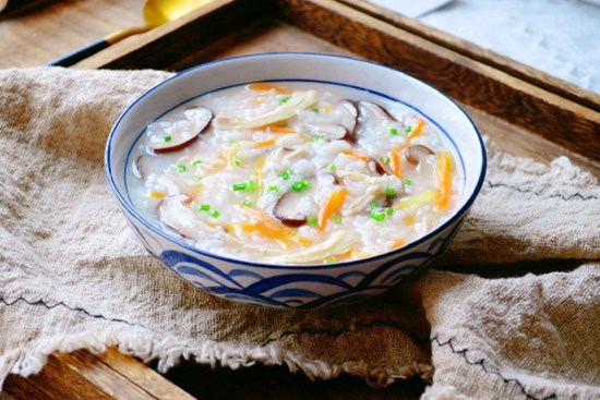 Dùng nồi cơm điện nấu cháo gà buổi tối, hôm sau cả nhà có món cháo nóng hổi cực ngon ăn sáng