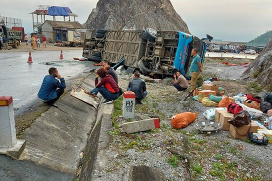 Xe khách giường nằm đâm vào lan can lúc rạng sáng, 2 người chết 10 người bị thương