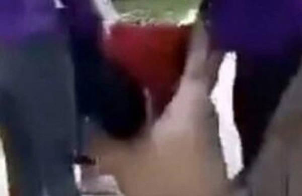 5 người lột đồ, kéo lê một phụ nữ trên đường-1