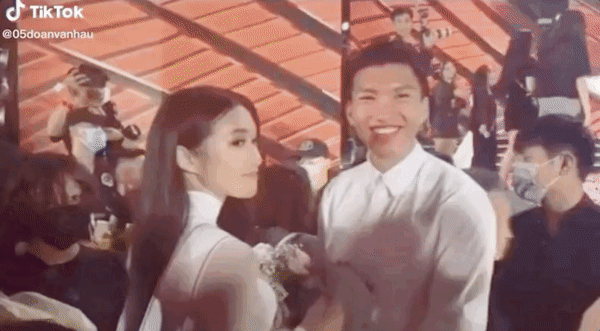 Doãn Hải My đơ toàn tập khi bất ngờ được hỏi thân với Văn Hậu lâu chưa ở đêm Chung kết Hoa hậu Việt Nam-1