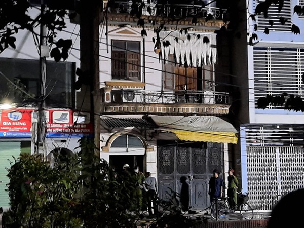 Hà Nội: Nghi do mâu thuẫn tiếng ồn, người đàn ông điên cuồng ném bom xăng sang nhà hàng xóm-1