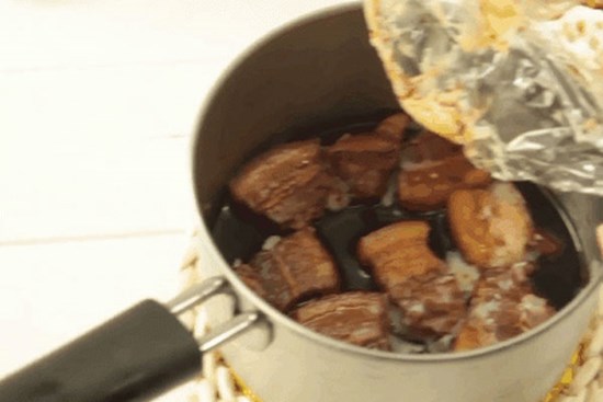 Mẹo loại bỏ lớp mỡ đông cứng trong nồi thịt kho không cần thìa hoặc đun sôi