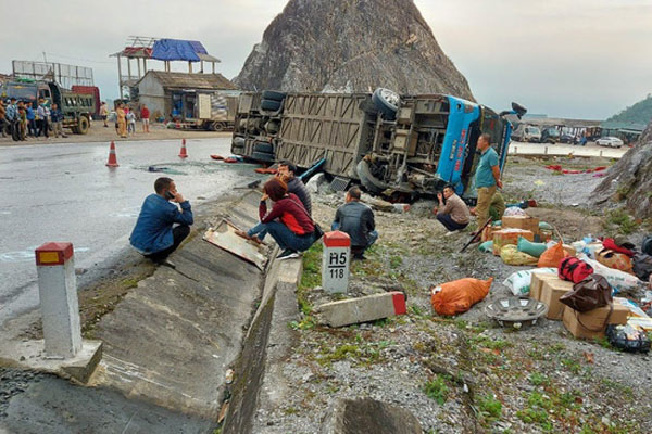 Vợ vừa bế con nhỏ vừa ôm thi thể chồng sau va chạm với xe container khiến người đi đường xót xa-4