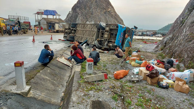 Xác định nguyên nhân vụ xe khách giường nằm lật nghiêng làm 2 người chết, 10 người bị thương ở Hòa Bình-1