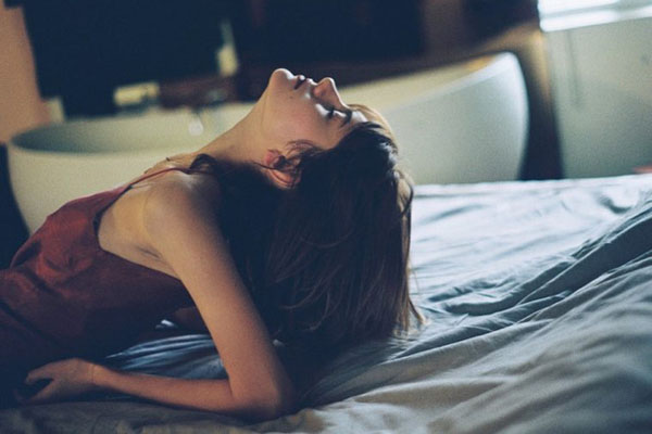 Về thăm mẹ chồng ốm, vợ tôi thấy vợ cũ đang chăm sóc bà thì liền tức tốc bỏ đi luôn-2